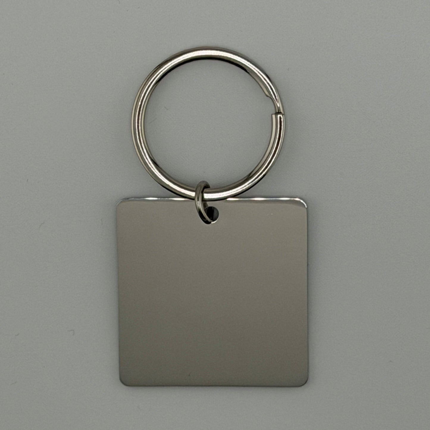 Lasergravierter Schlüsselanhänger aus Edelstahl mit Namen, personalisiert