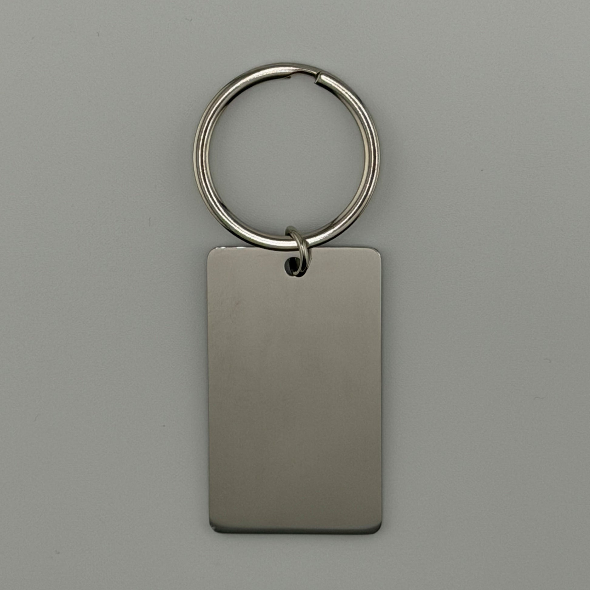 Lasergravierter Schlüsselanhänger aus Edelstahl mit Namen, personalisiert
