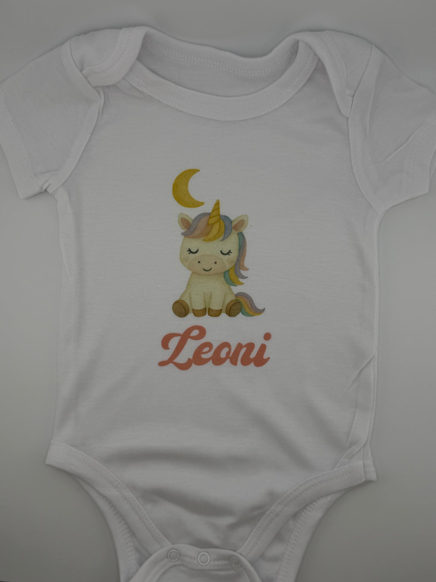 Personalisierter Babybody mit Namen, weiss, hochwertiger Druck von persit.ch
