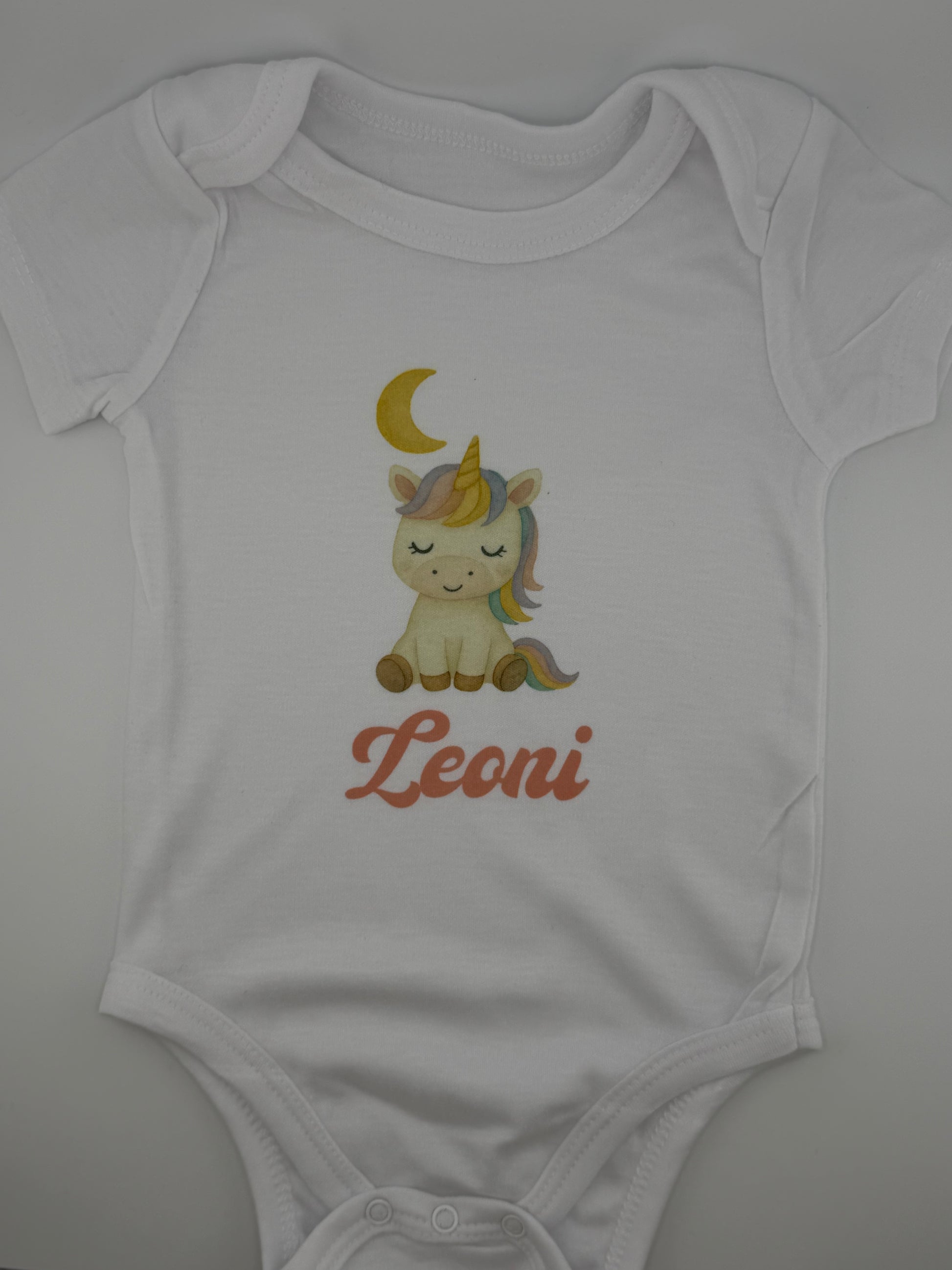 Personalisierter Babybody mit Namen, weiss, hochwertiger Druck von persit.ch
