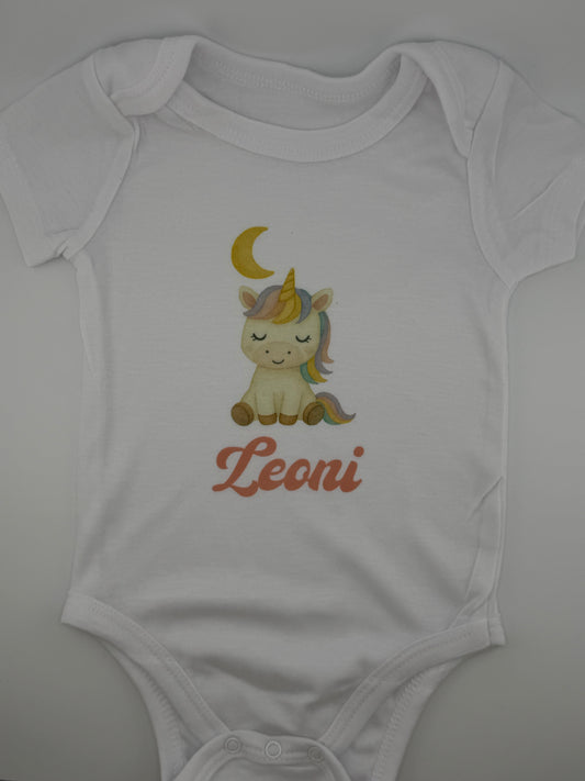 Personalisierter Babybody mit Namen, weiss, hochwertiger Druck von persit.ch
