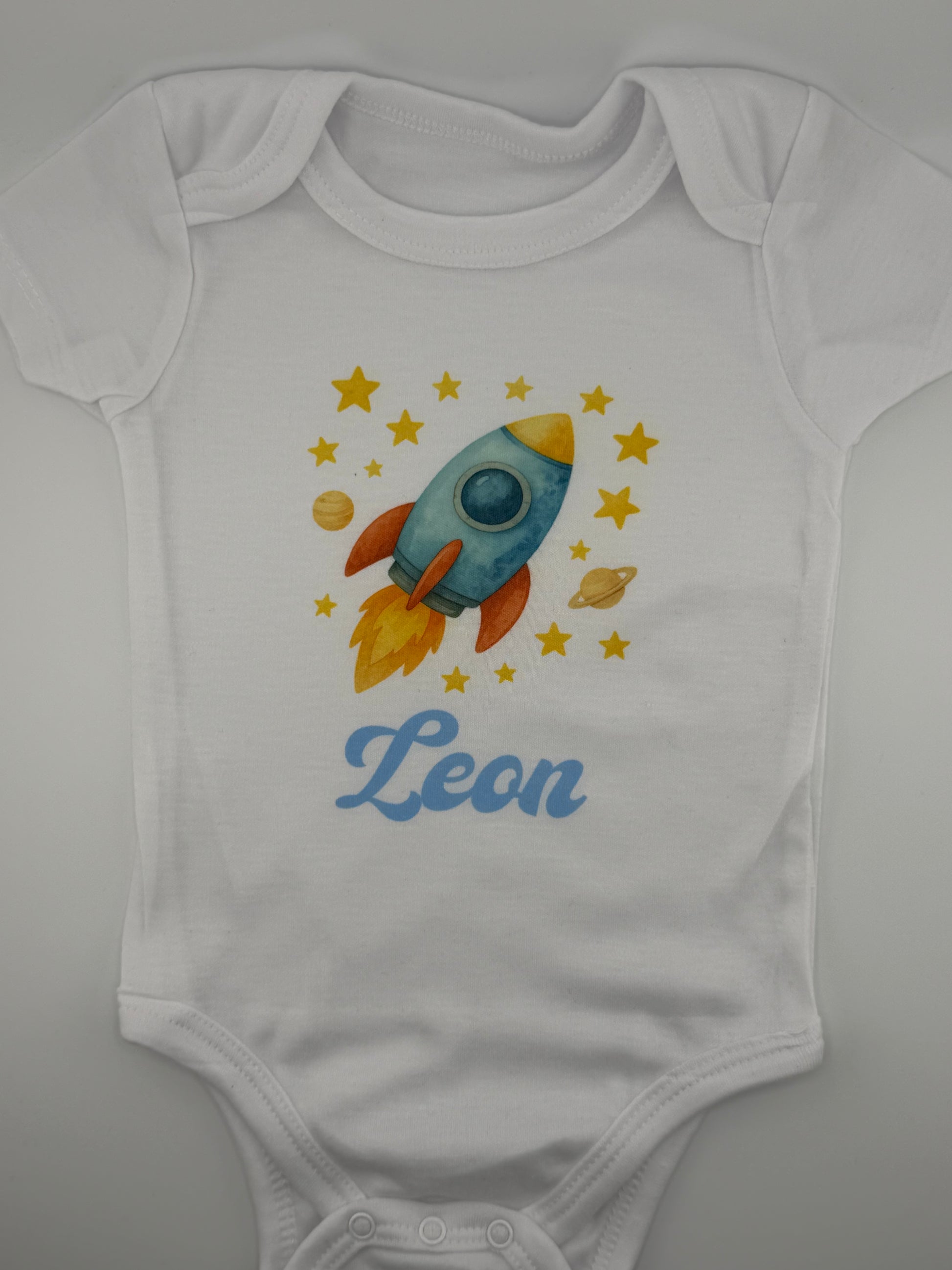 Personalisierter Babybody mit Namen, weiss, hochwertiger Druck von persit.ch
