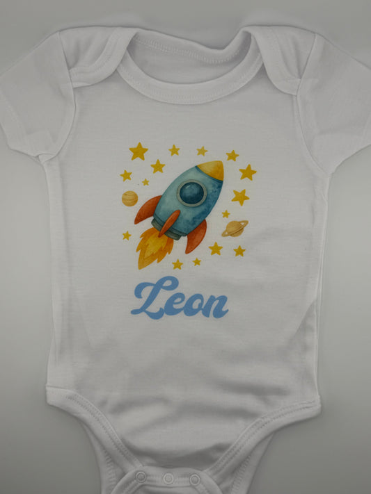 Personalisierter Babybody mit Namen, weiss, hochwertiger Druck von persit.ch
