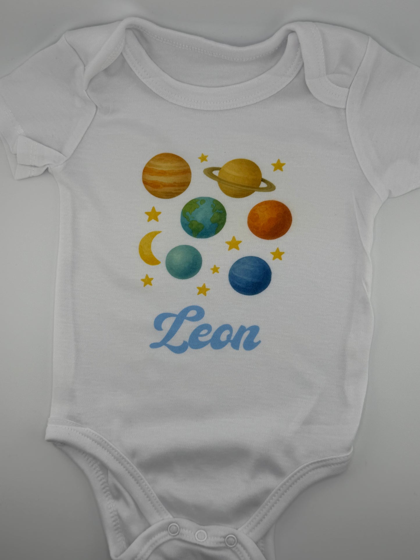 Personalisierter Babybody mit Namen, weiss, hochwertiger Druck von persit.ch
