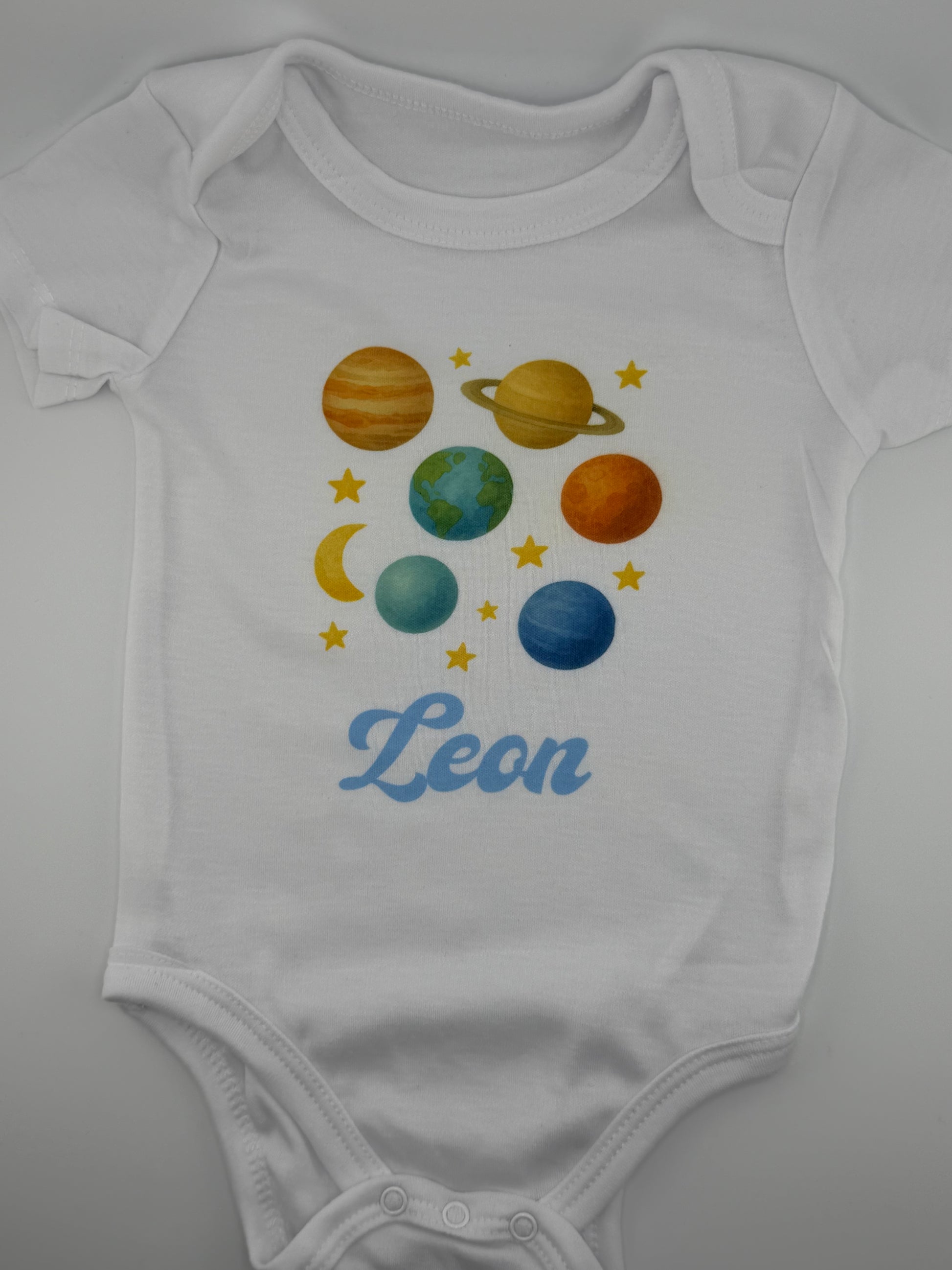 Personalisierter Babybody mit Namen, weiss, hochwertiger Druck von persit.ch
