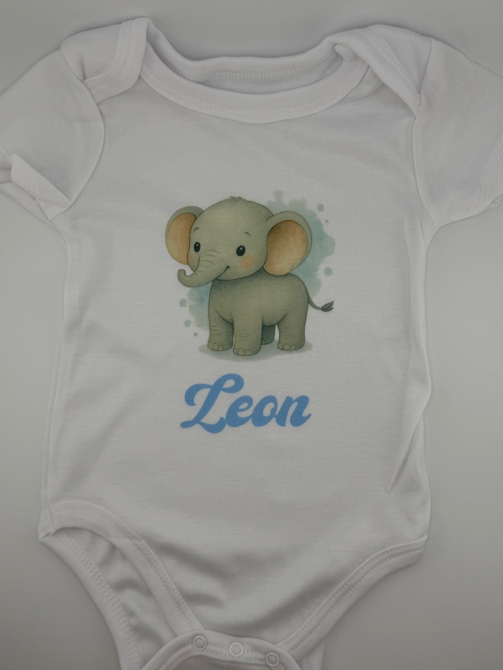 Personalisierter Babybody mit Namen, weiss, hochwertiger Druck von persit.ch
