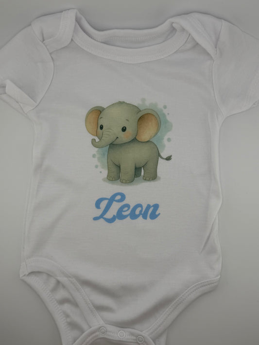 Personalisierter Babybody mit Namen, weiss, hochwertiger Druck von persit.ch
