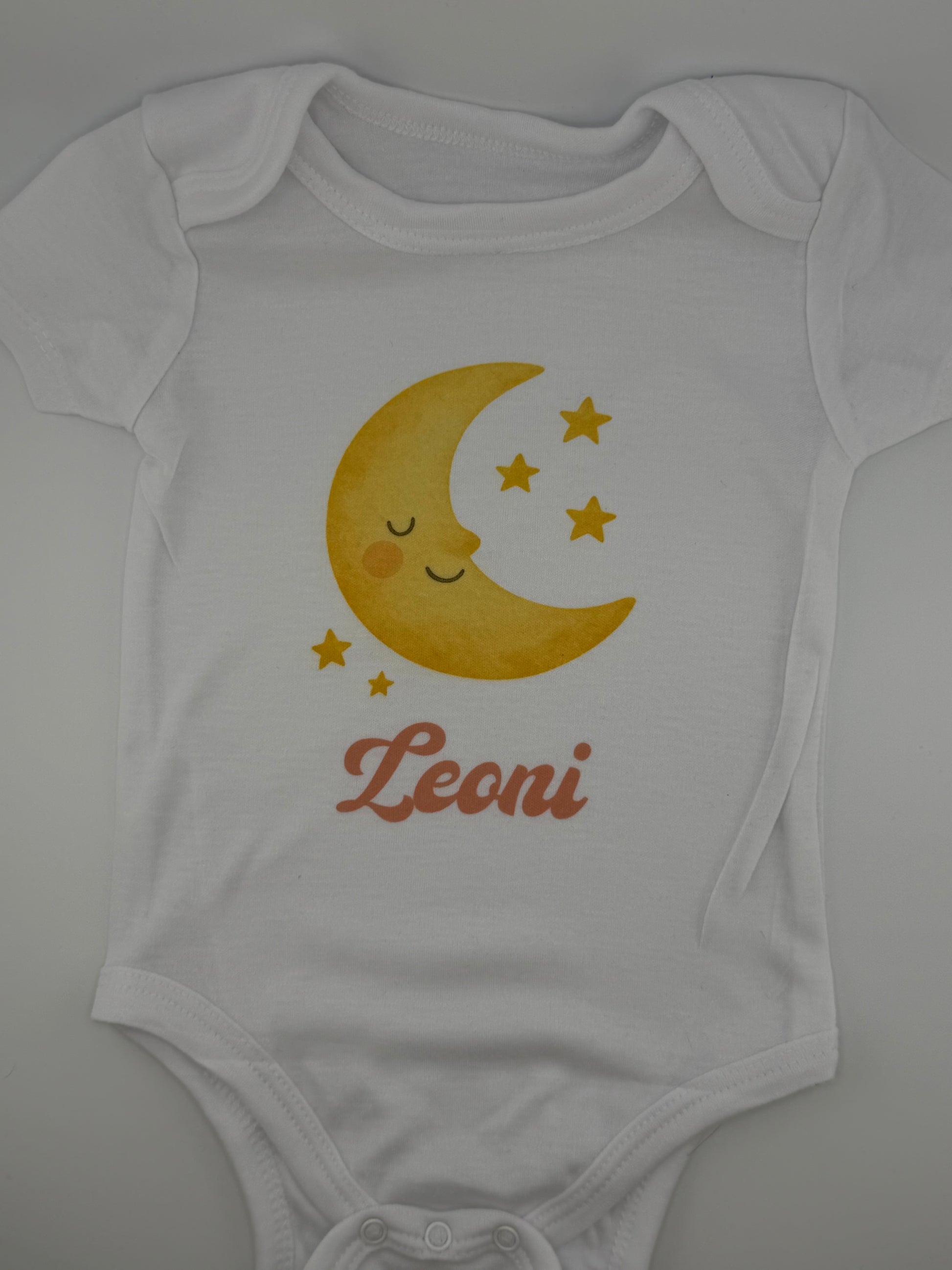 Personalisierter Babybody mit Namen, weiss, hochwertiger Druck von persit.ch
