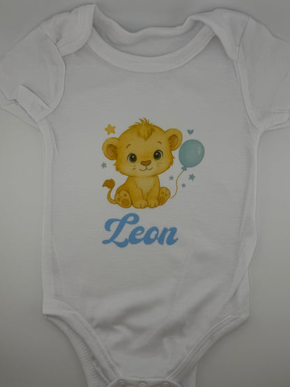 Personalisierter Babybody mit Namen, weiss, hochwertiger Druck von persit.ch

