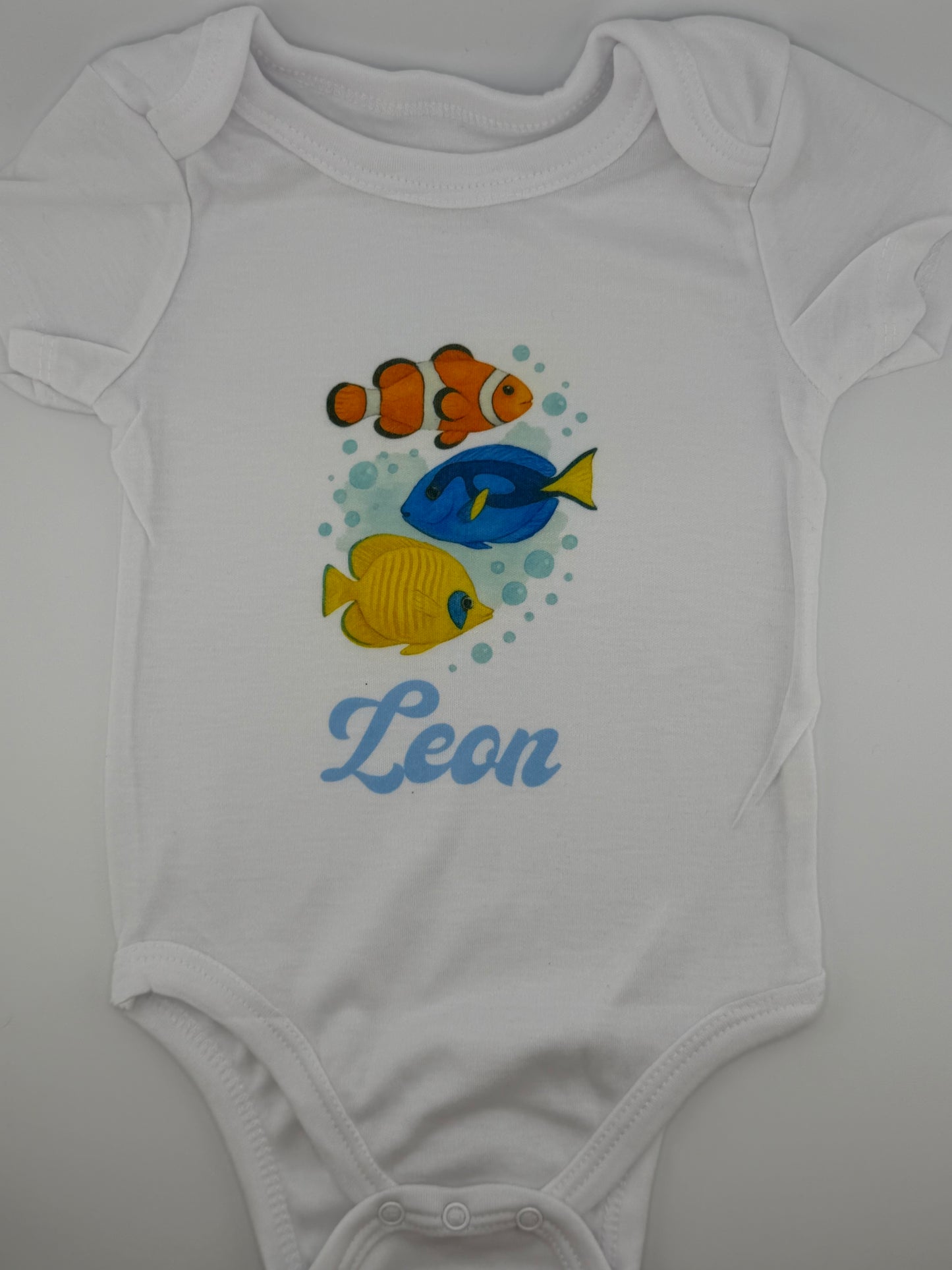 Personalisierter Babybody mit Namen, weiss, hochwertiger Druck von persit.ch
