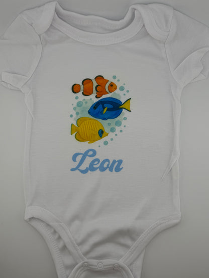 Personalisierter Babybody mit Namen, weiss, hochwertiger Druck von persit.ch
