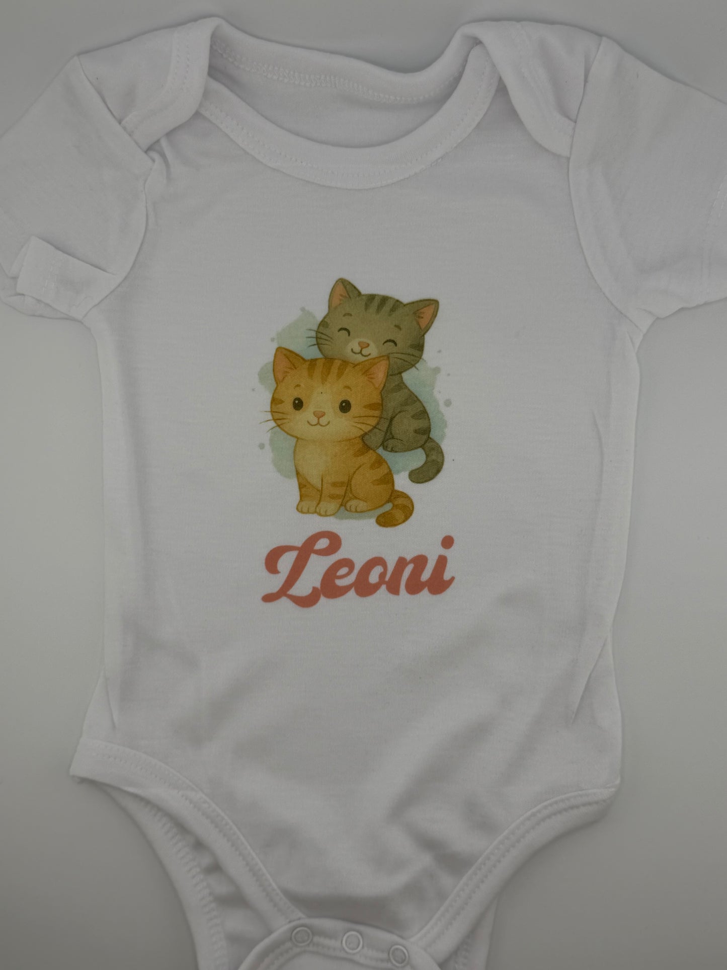 Personalisierter Babybody mit Namen, weiss, hochwertiger Druck von persit.ch
