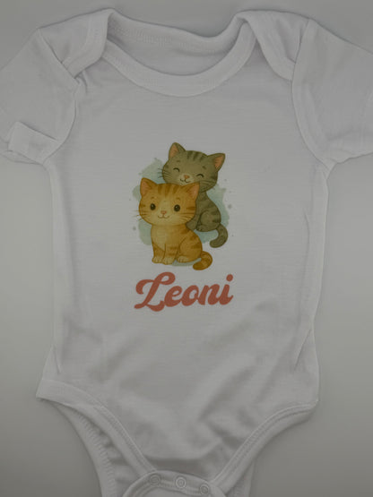 Personalisierter Babybody mit Namen, weiss, hochwertiger Druck von persit.ch

